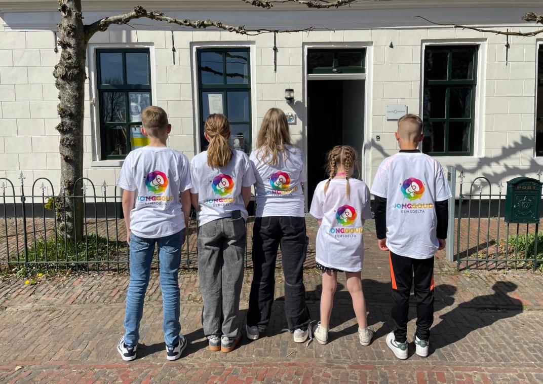 Kinderen met een shirt aan met op de achterkant het logo van JongGOUD