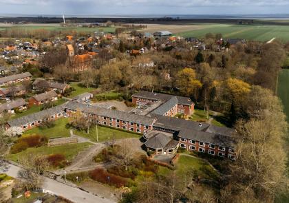 Een bovenaanzicht van het gebouw de Luingaborg in Bierum