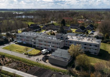 Een bovenaanzicht van het gebouw de Menterne in Wagenborgen