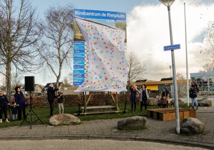 Een feestelijke start van de bouw van het nieuwe Kindcentrum de pluim. Het verbouwingsbord wordt onthuld.