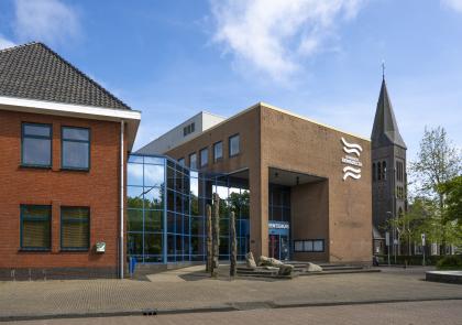 Voorkant van het gemeentehuis in Delfzijl