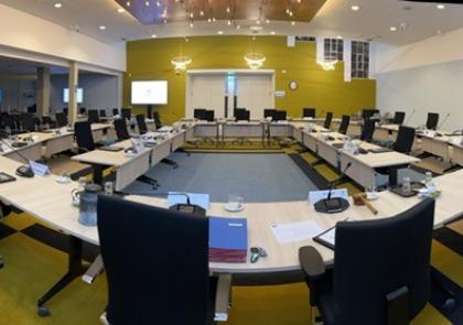 Lege raadzaal in gemeentehuis Delfzijl