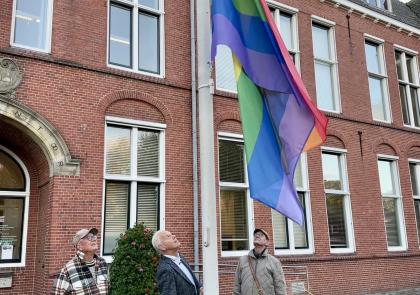 Wethouder David de Jong hijst de regenboogvlag op Coming Out dag