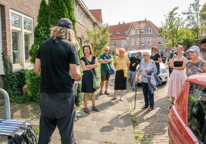 Man geeft rondleiding aan groep mensen in Loppersum