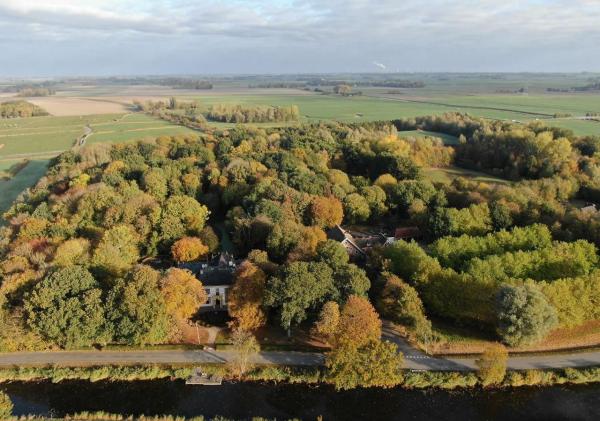 Luchtfoto van Landgoed Ekenstein bij Appingedam